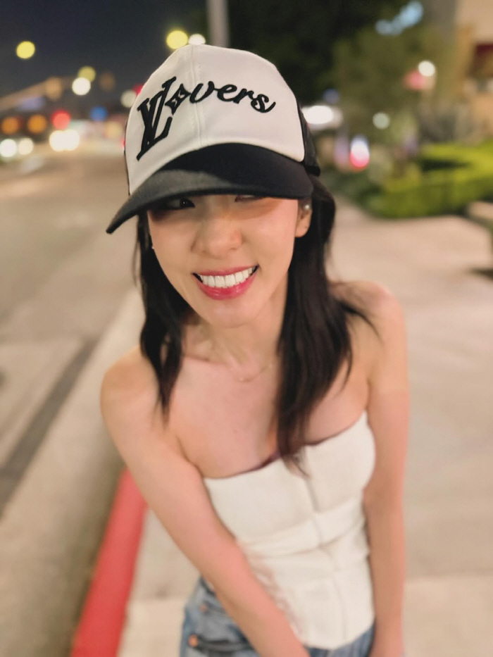 Sandara Park showed off her ultra-fine body wearing a tube top in LA