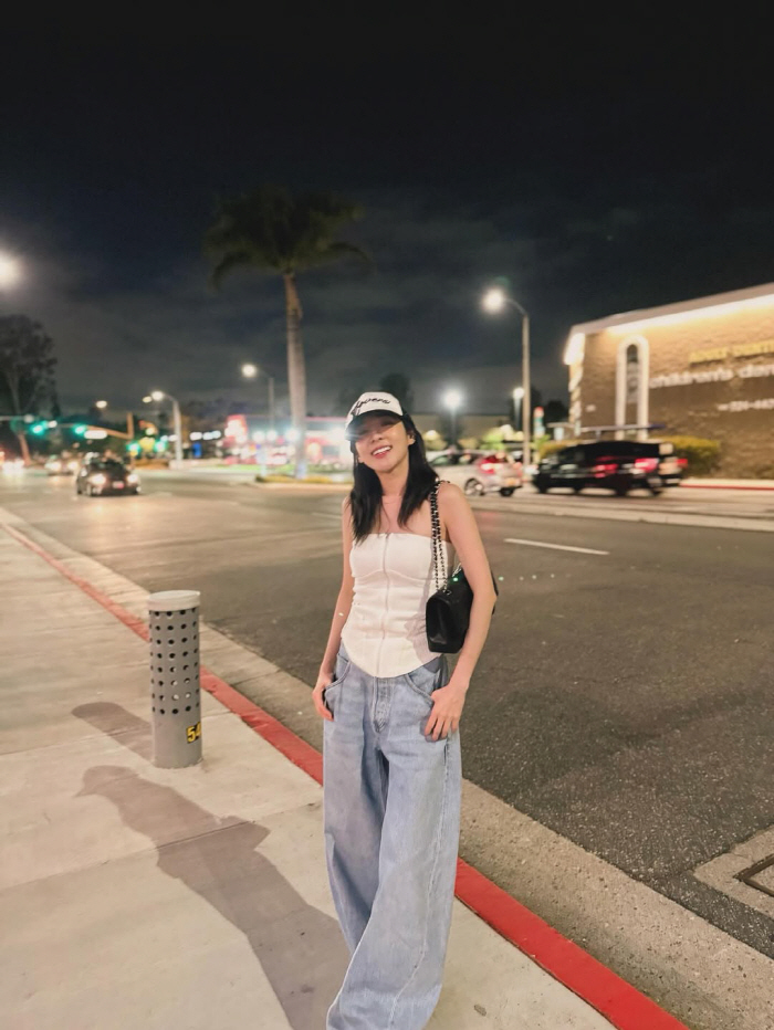 Sandara Park showed off her ultra-fine body wearing a tube top in LA