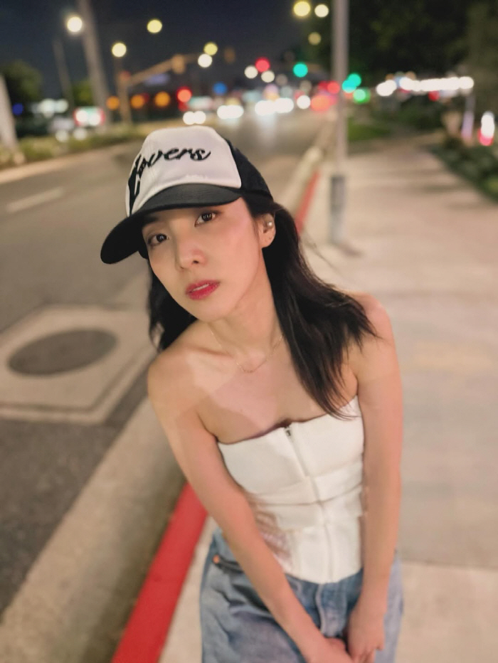 Sandara Park showed off her ultra-fine body wearing a tube top in LA