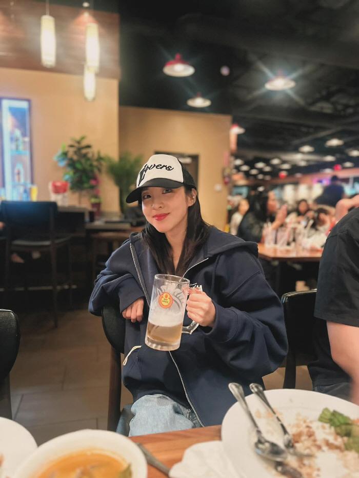 Sandara Park showed off her ultra-fine body wearing a tube top in LA