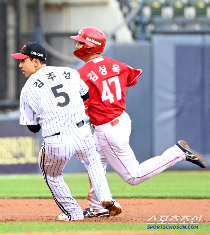 Throwing error → Loss → Direct hit by starting pitcher → Mistakes → Replacement. Instead of Oh Jihwan, there should be no trauma to the prospect that got the opportunity