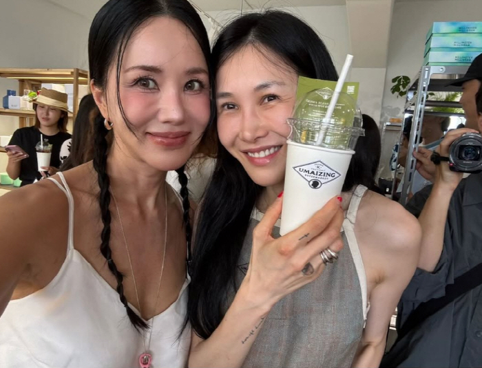 Yoon Hye-jin and sister-in-law Um Jung-hwa's sweet selfie → I hope your family's business will be successful
