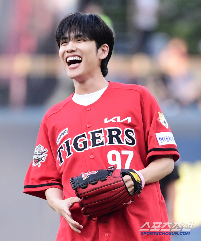 Big smile, Wonpil and Champion are here KIA's real fan who achieved his wish, Day6's Wonpil who threw the first pitch of his life 