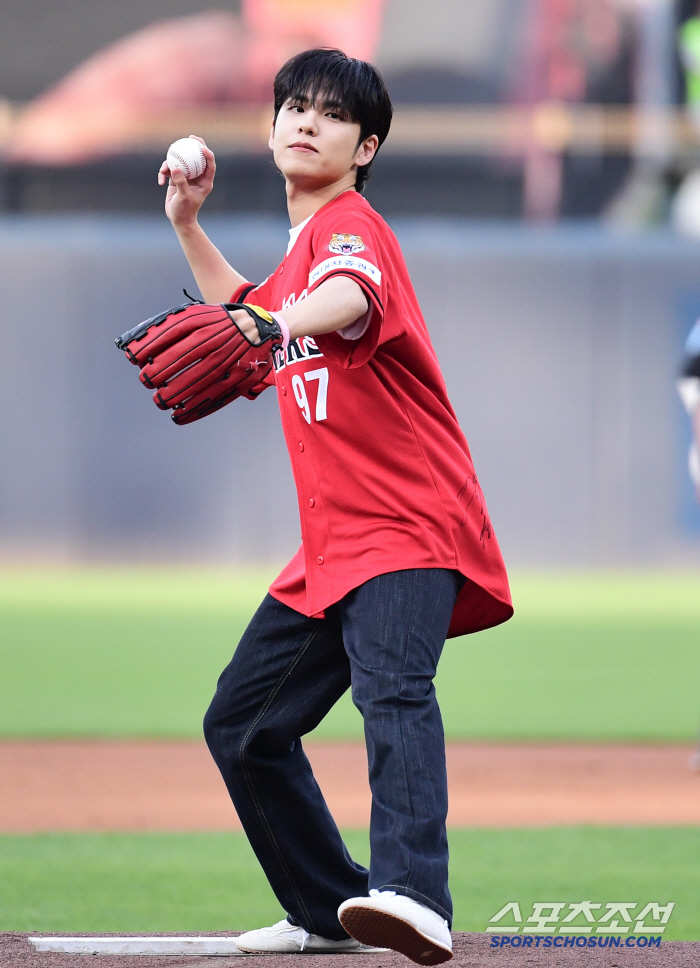 Big smile, Wonpil and Champion are here KIA's real fan who achieved his wish, Day6's Wonpil who threw the first pitch of his life 