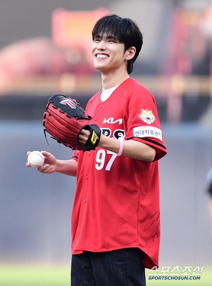 Big smile, Wonpil and Champion are here KIA's real fan who achieved his wish, Day6's Wonpil who threw the first pitch of his life 