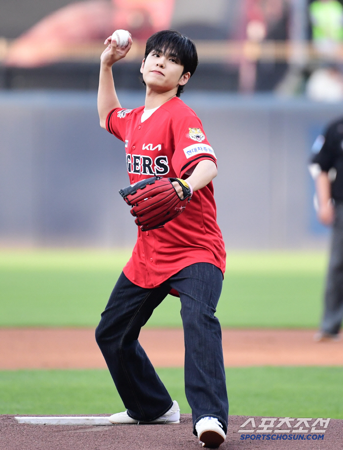 Big smile, Wonpil and Champion are here KIA's real fan who achieved his wish, Day6's Wonpil who threw the first pitch of his life 