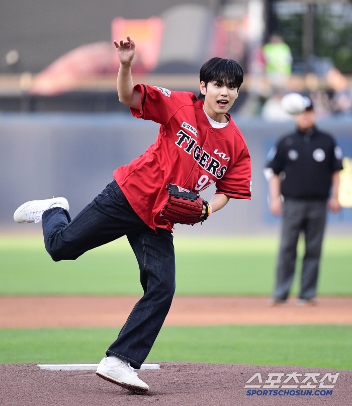 Big smile, Wonpil and Champion are here KIA's real fan who achieved his wish, Day6's Wonpil who threw the first pitch of his life 