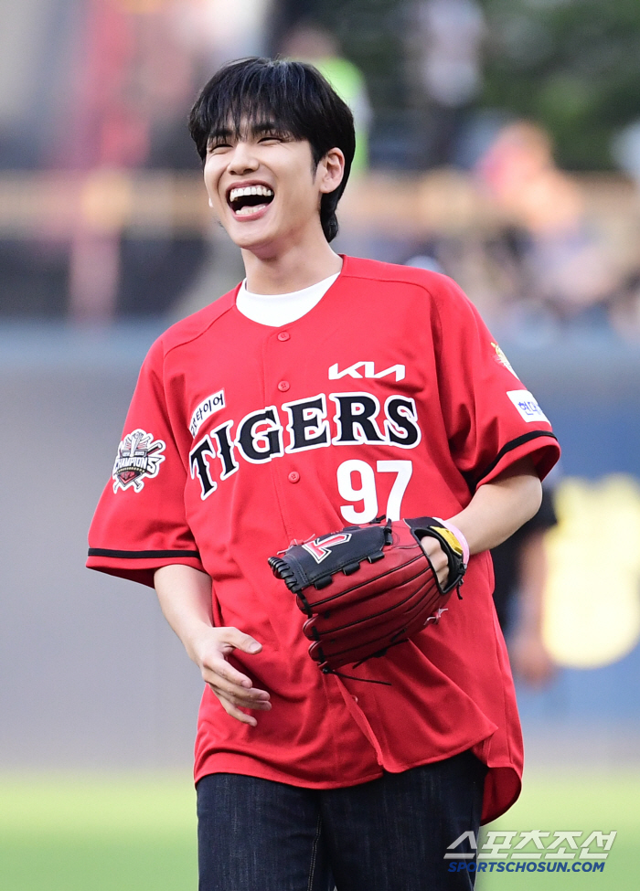 Big smile, Wonpil and Champion are here KIA's real fan who achieved his wish, Day6's Wonpil who threw the first pitch of his life 