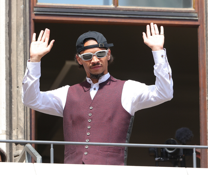 Leroy lives here! What a twist! Galatasaray's transfer to Galatasaray for the first time...Declaring to leave Munich → As you were eventually abandoned