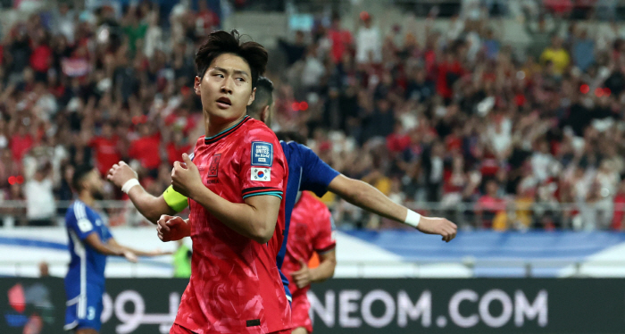 Director Hong Myung-bo said, 'Our boss, we play for Korea. Kangin's happiness.'