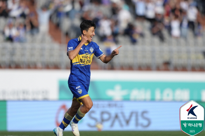 Eight-color tactician Bae Sung-jae, head coach of Chungnam Asan, has finally got the hang of it, recently rebounded with 3 wins, 1 draw, and Incheon and Suwon-class crazy pace...Season 2 of the gusty wind