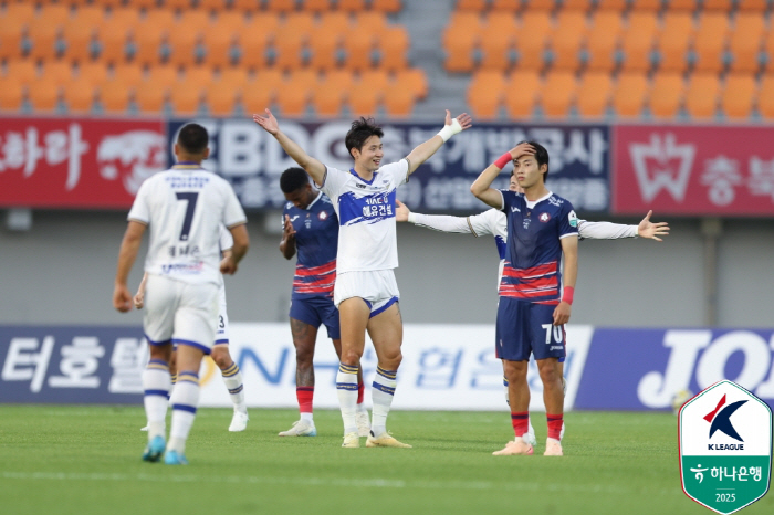 Eight-color tactician Bae Sung-jae, head coach of Chungnam Asan, has finally got the hang of it, recently rebounded with 3 wins, 1 draw, and Incheon and Suwon-class crazy pace...Season 2 of the gusty wind