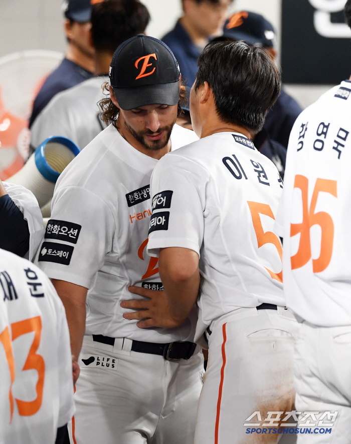 Fatal error of backup, how did the foreign pitcher care → Hanwha Weiss' mind full of fundamentals, that's baseball