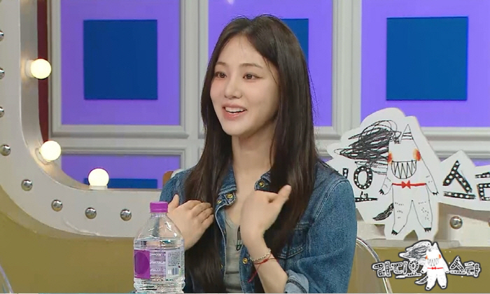 Hanji was so immersed in Lee Dongwook's kiss video that she grabbed her hair (Ras)