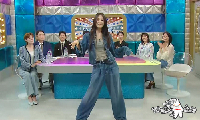 Hanji was so immersed in Lee Dongwook's kiss video that she grabbed her hair (Ras)