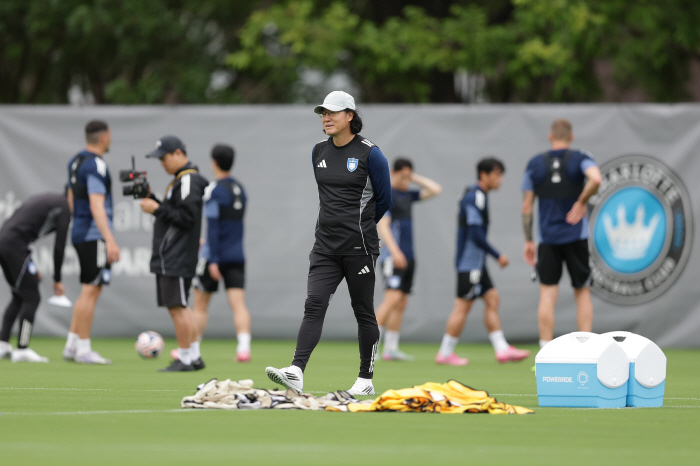 I envy you. Lee Kang-in's PSG, 164.6 billion won, right? AI, Club World Cup winner's big prediction...What is the probability of advancing to the round of 16 in Ulsan?
