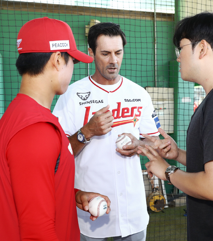 If I'm inducted into the Hall of Fame because the main character of PHI Fantastic 4, the strongest left-hander Hamels, is coming to Korea 