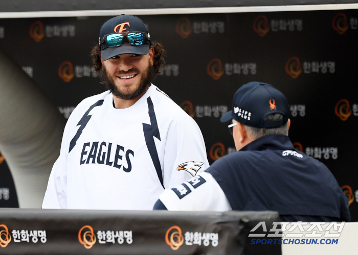 I'm Laughing Thanks to Ponce. Ponce, who raided director Kim Kyung-moon, who was worried about the leadoff injury, laughed even for a moment