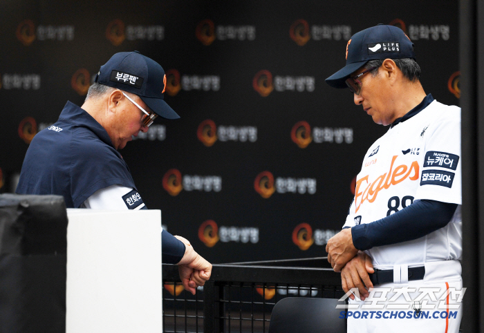 I'm Laughing Thanks to Ponce. Ponce, who raided director Kim Kyung-moon, who was worried about the leadoff injury, laughed even for a moment