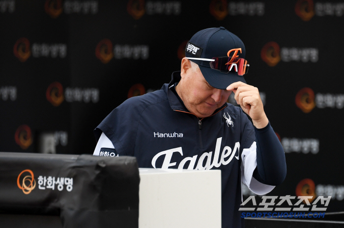 I'm Laughing Thanks to Ponce. Ponce, who raided director Kim Kyung-moon, who was worried about the leadoff injury, laughed even for a moment