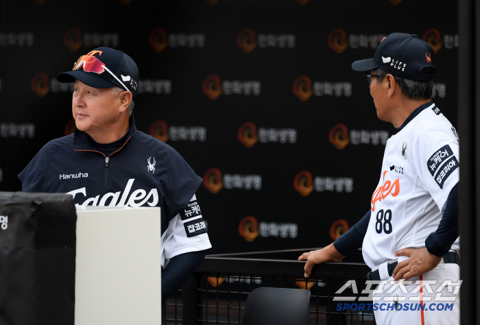 I'm Laughing Thanks to Ponce. Ponce, who raided director Kim Kyung-moon, who was worried about the leadoff injury, laughed even for a moment