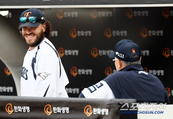 I'm Laughing Thanks to Ponce. Ponce, who raided director Kim Kyung-moon, who was worried about the leadoff injury, laughed even for a moment