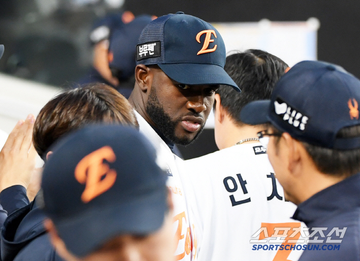 I'm Laughing Thanks to Ponce. Ponce, who raided director Kim Kyung-moon, who was worried about the leadoff injury, laughed even for a moment