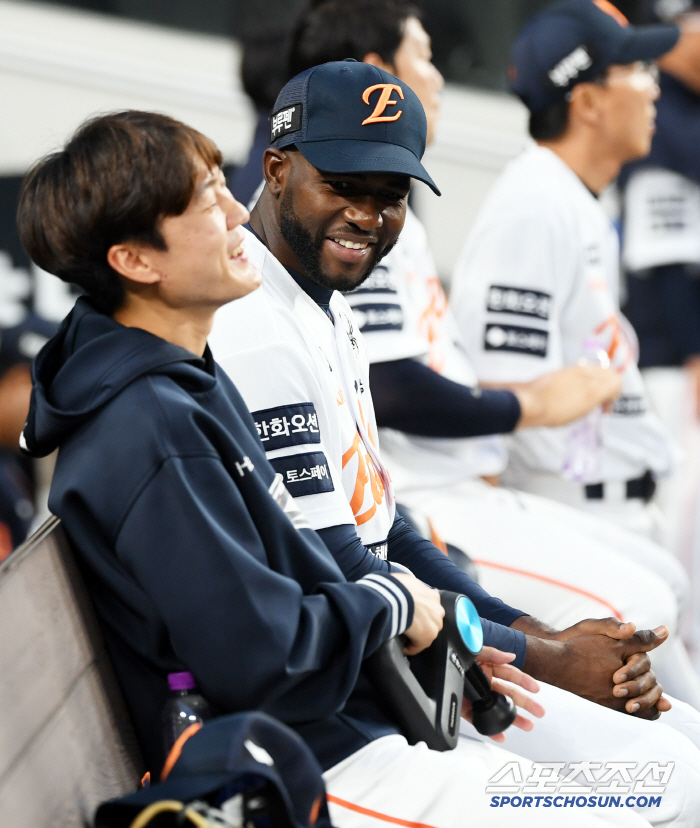I'm Laughing Thanks to Ponce. Ponce, who raided director Kim Kyung-moon, who was worried about the leadoff injury, laughed even for a moment