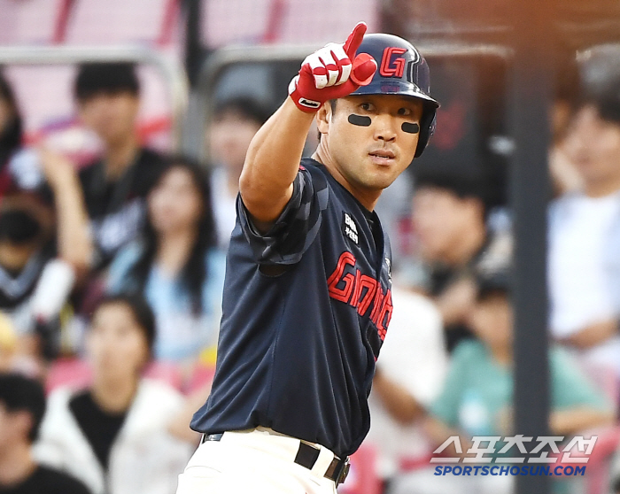 In the 8th episode of 'Promise,' Park Young-hyun broke down! Reyes' come-from-behind two-run final hit → Choi Jun-yong  Kim Won-joong's iron wall throw...A revenge match against KT 