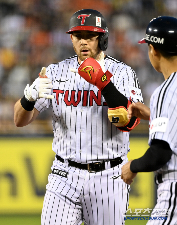 It's the limit now. The reason why the designated hitter should go out as third baseman at least once or twice a week as the fourth batter of knee pain