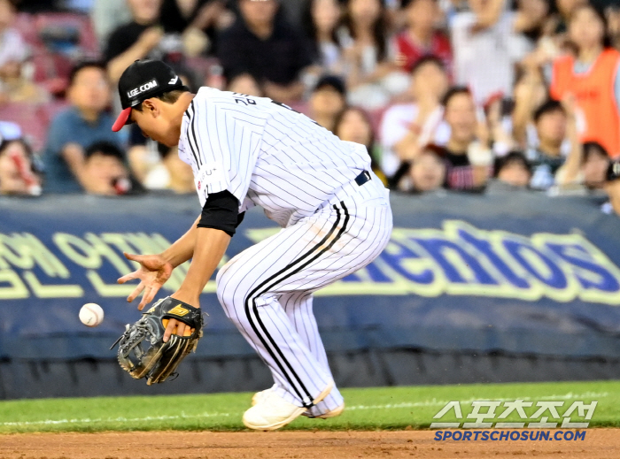 It's the limit now. The reason why the designated hitter should go out as third baseman at least once or twice a week as the fourth batter of knee pain