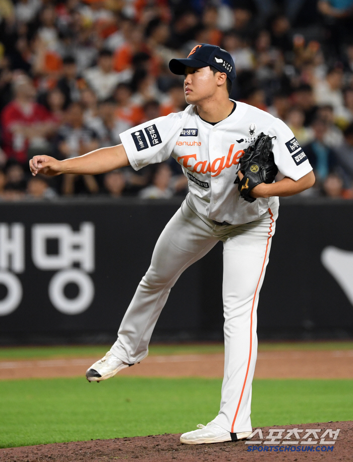 Jung Woo-joo, the special god of Hanwha, goes to the 2nd army! → Director Kim Kyung-moon's explanation is not because of the universe