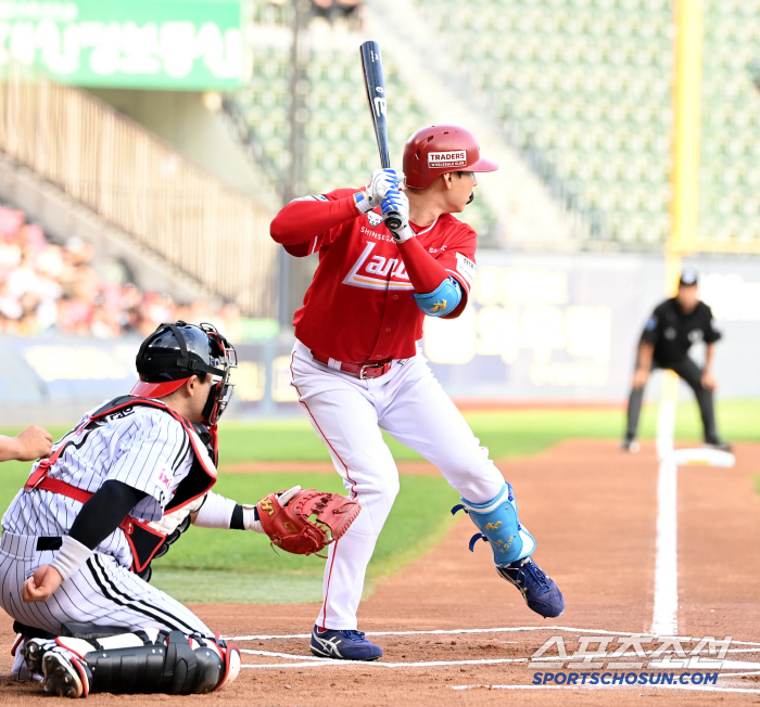 Kim Sung-wook, who played a perfect game in his first start with three hits and two RBIs wearing the same blue equipment