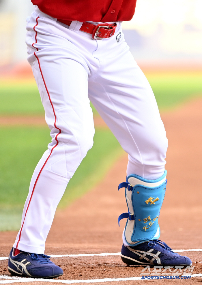 Kim Sung-wook, who played a perfect game in his first start with three hits and two RBIs wearing the same blue equipment