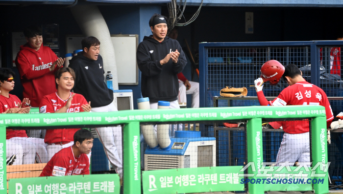 Kim Sung-wook, who played a perfect game in his first start with three hits and two RBIs wearing the same blue equipment