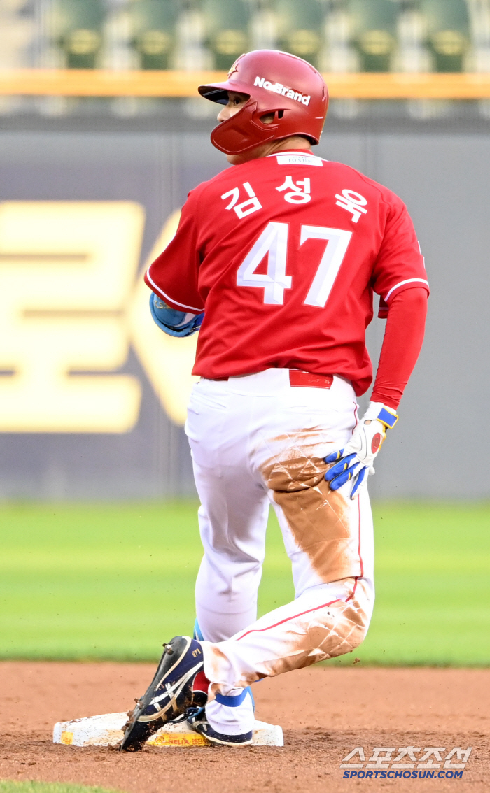 Kim Sung-wook, who played a perfect game in his first start with three hits and two RBIs wearing the same blue equipment