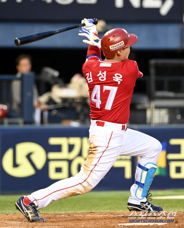 Kim Sung-wook, who played a perfect game in his first start with three hits and two RBIs wearing the same blue equipment