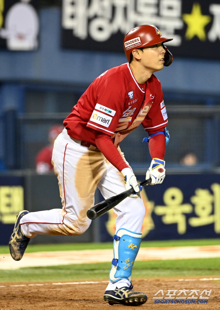 Kim Sung-wook, who played a perfect game in his first start with three hits and two RBIs wearing the same blue equipment