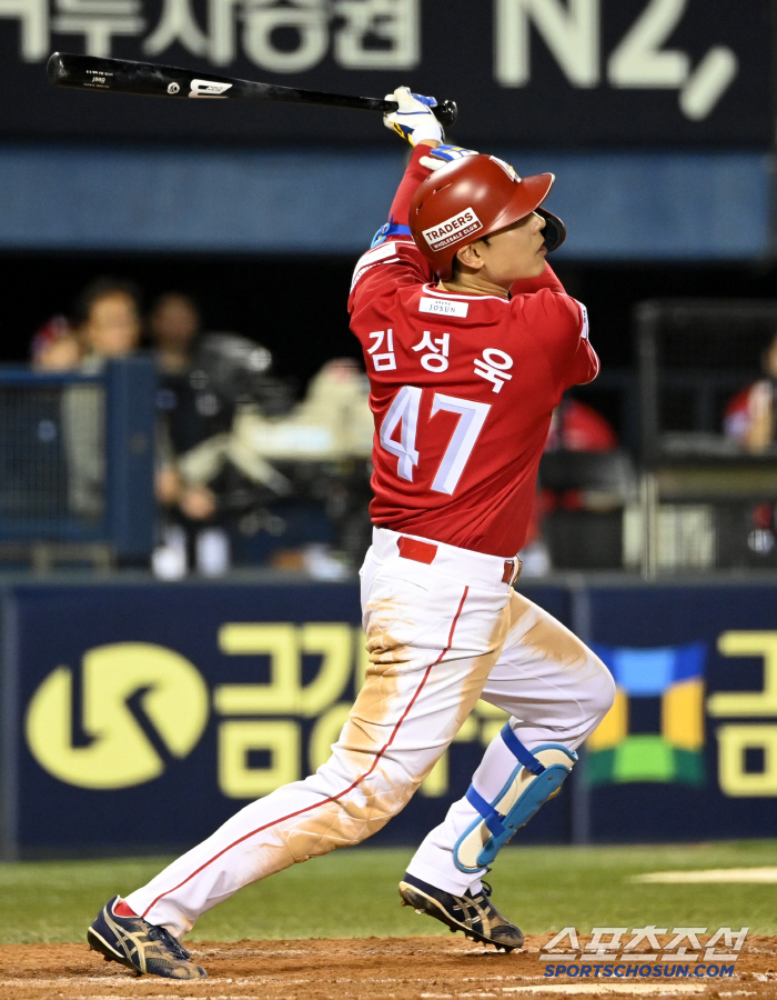 Kim Sung-wook, who played a perfect game in his first start with three hits and two RBIs wearing the same blue equipment