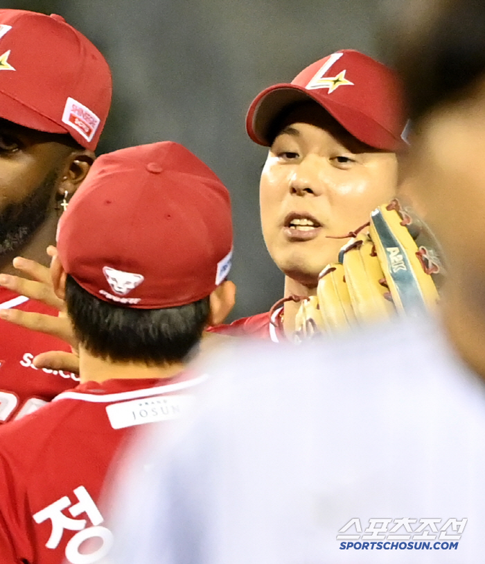 Kim Sung-wook, who played a perfect game in his first start with three hits and two RBIs wearing the same blue equipment