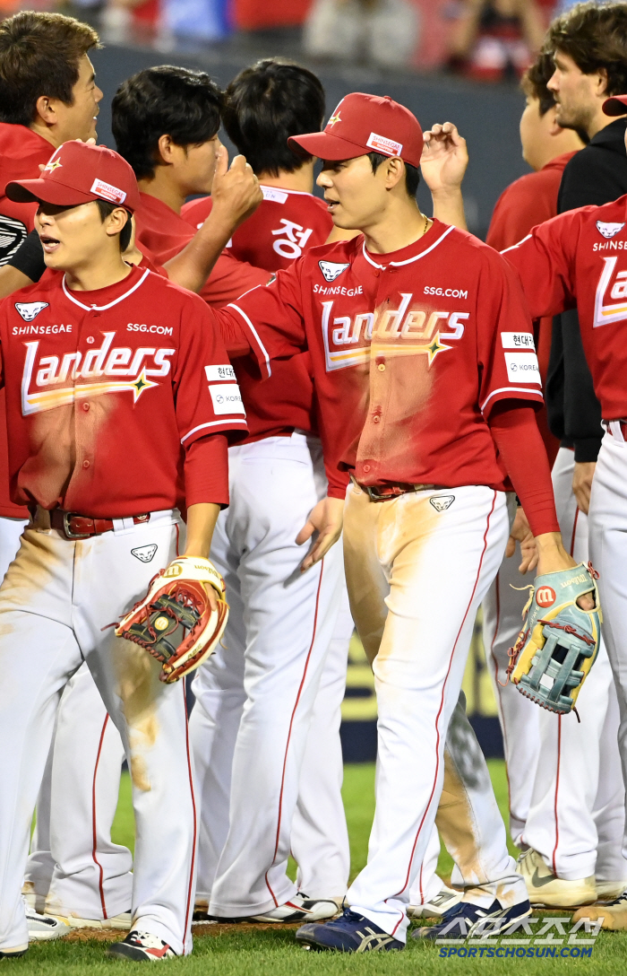 Kim Sung-wook, who played a perfect game in his first start with three hits and two RBIs wearing the same blue equipment