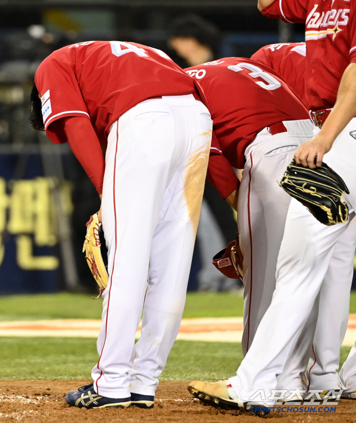 Kim Sung-wook, who played a perfect game in his first start with three hits and two RBIs wearing the same blue equipment