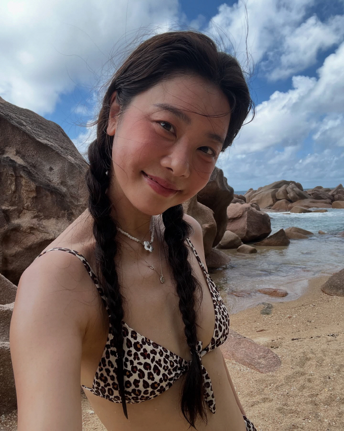 Lee Dongha ♥ Burnout, is this enough to burn? Red-cooked cheeks and bikini. 