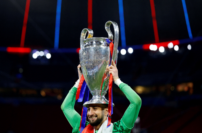 Manchester United is looking at the opportunity to recruit luck even though he played even if his face was torn
