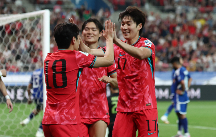 Lee Kang-in is different. King of Stoke → King of Sangam Tower, 2 help Bae Jun-ho's smile...Big inspirational senior, soccer future blossoming in praise