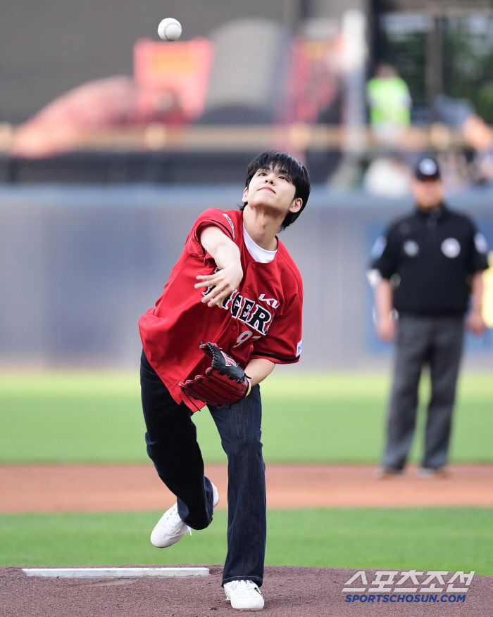  DAY6's Wonpil's powerful first pitch to the sky