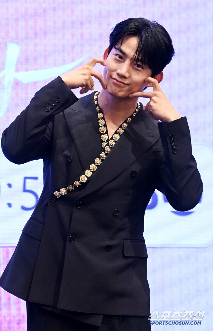  Ok Taecyeon, how about a cute heart?