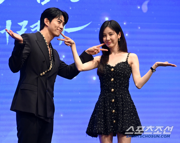  OkTaek Yeon Seohyun, what pose is this?