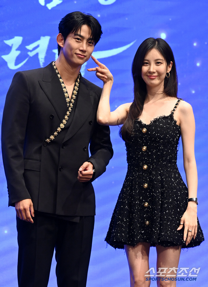  Seohyun and Taecyeon's cheeks