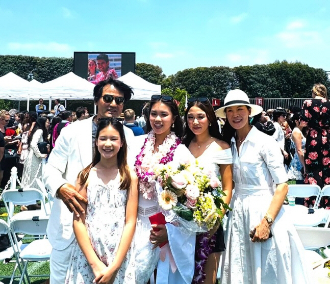  Park Chan-ho's daughter, '80 billion building owner,' has become an adult. 'Congratulations on the freedom of TMT dad to leave.'